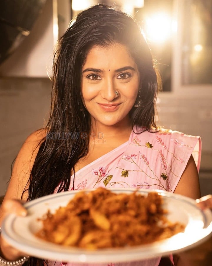 Tempting Rashi Singh in the Kitchen Wearing a Pink Floral Saree and Sleeveless Blouse Photos 03