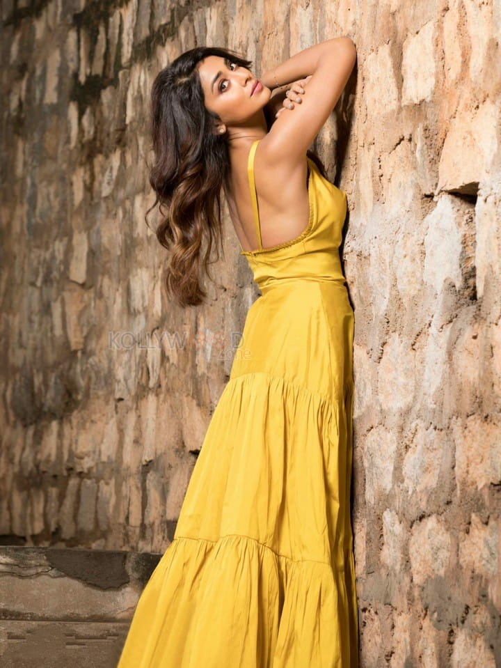 Tempting Shriya Saran Yellow Dress Pictures 02