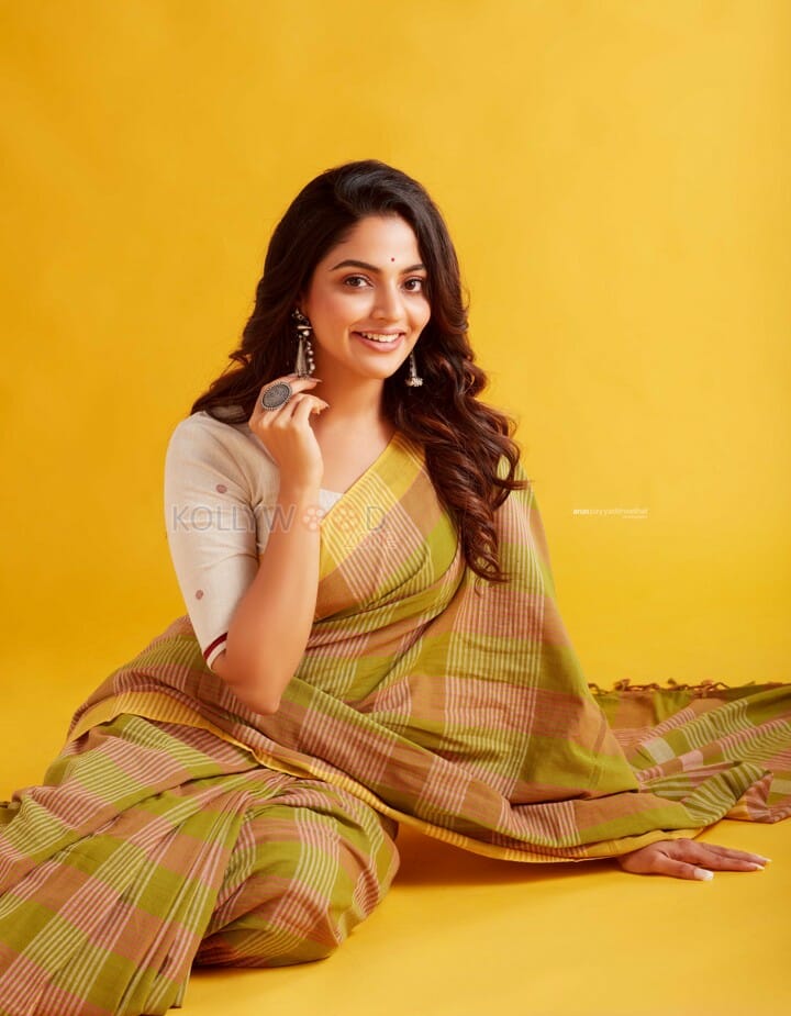 Trendy and Stylish Malayalam Actress Nikhila Vimal Photoshoot Pictures 01