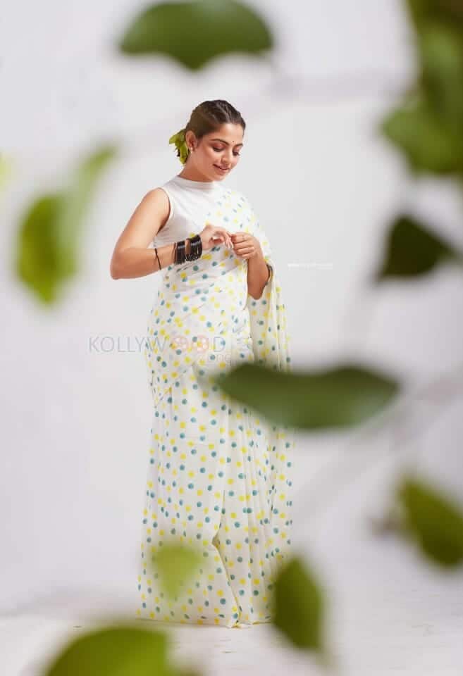 Trendy and Stylish Malayalam Actress Nikhila Vimal Photoshoot Pictures 04