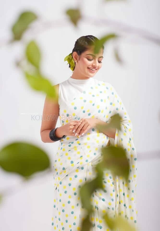Trendy and Stylish Malayalam Actress Nikhila Vimal Photoshoot Pictures 05