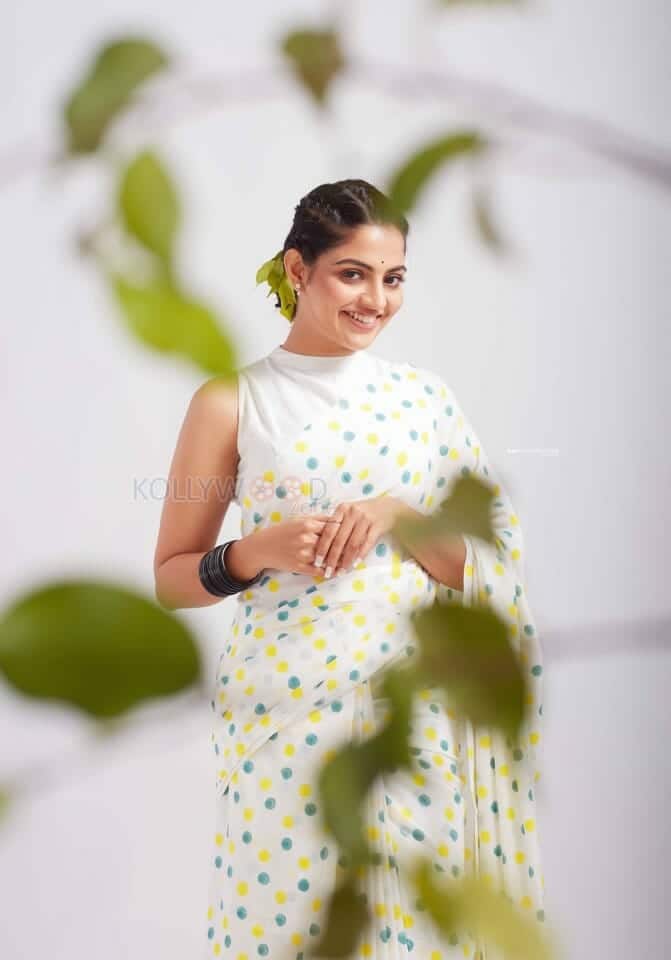 Trendy and Stylish Malayalam Actress Nikhila Vimal Photoshoot Pictures 06