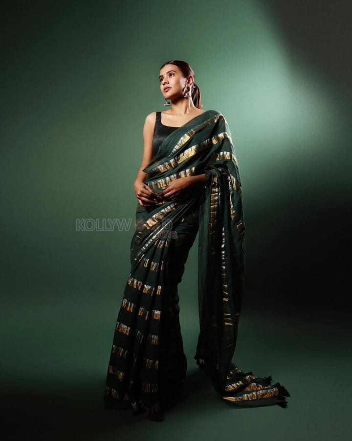 Aadya Actress Hebah Patel in a Green Silk Saree Photos 01