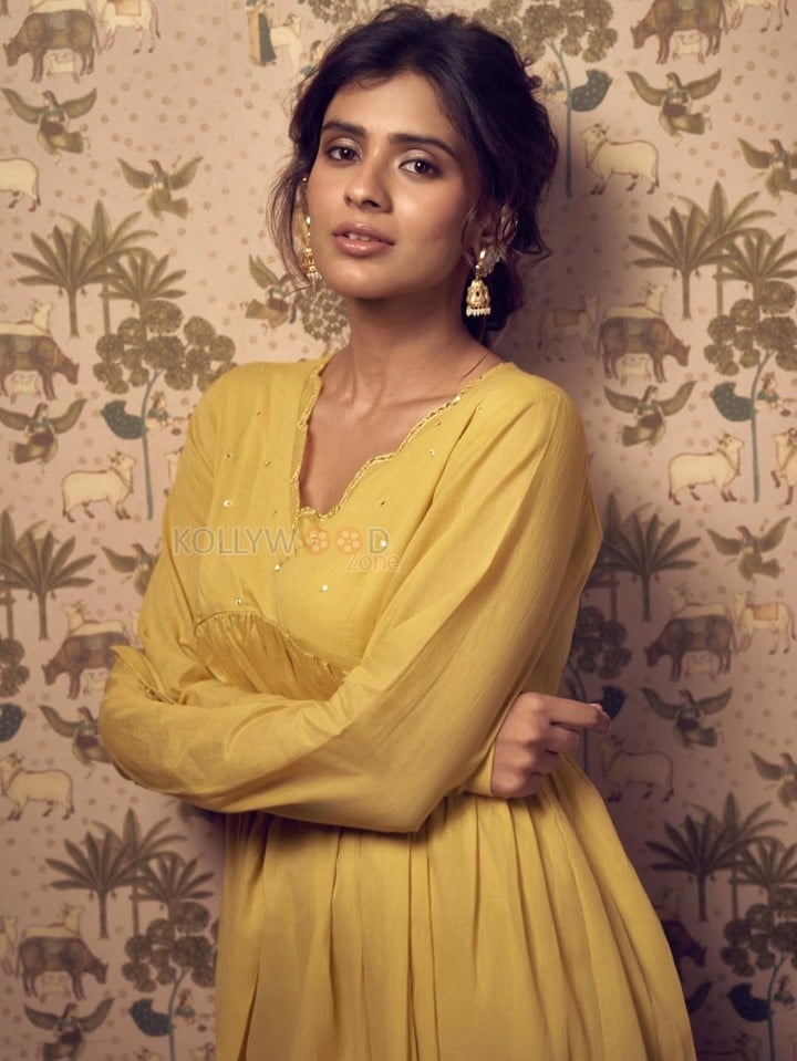 Aadya Actress Hebah Patel in a Yellow Dress Pictures 02
