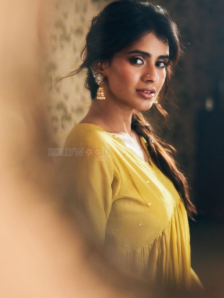 Aadya Actress Hebah Patel in a Yellow Dress Pictures 04