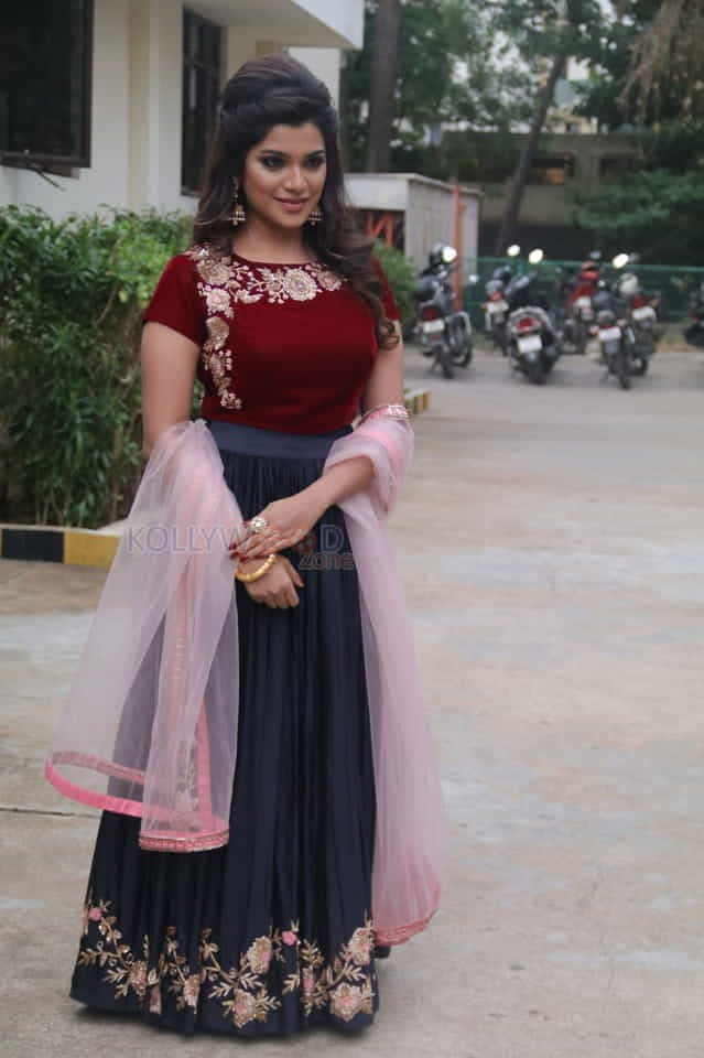 Actress Aathmika Photos