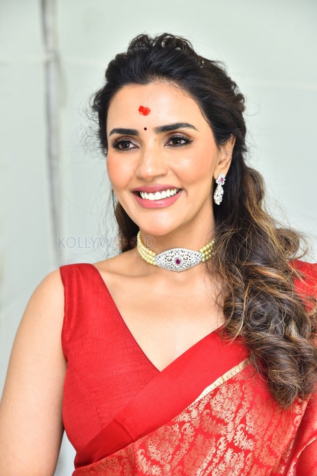 Actress Akshara Gowda at Hailesso Movie Launch Pictures 27