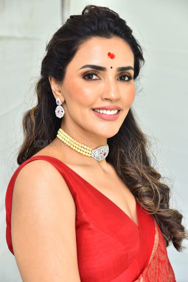 Actress Akshara Gowda at Hailesso Movie Launch Pictures 28