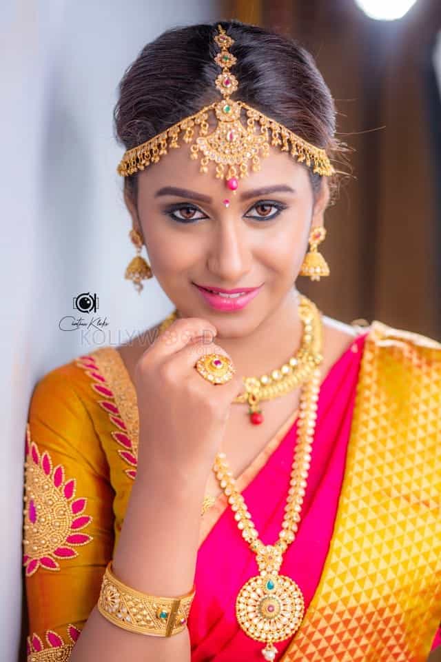 Actress And Model Dakkshi Guttikonda Photos