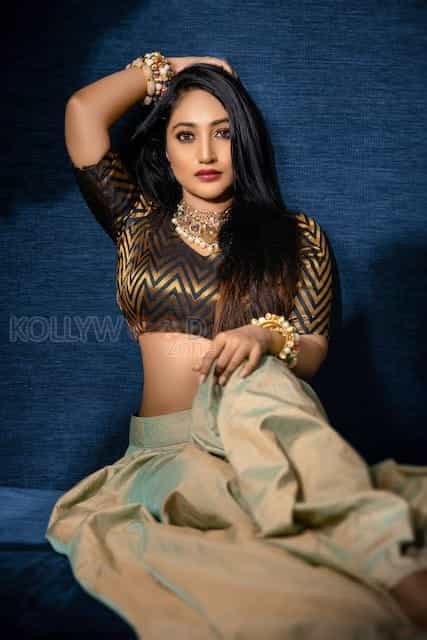 Actress Bommu Lakshmi Sexy Photoshoot Pictures
