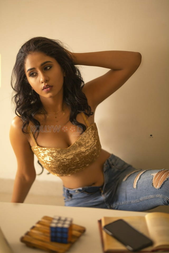 Actress Dakkshi Guttikonda Sexy Beautiful Photoshoot Stills