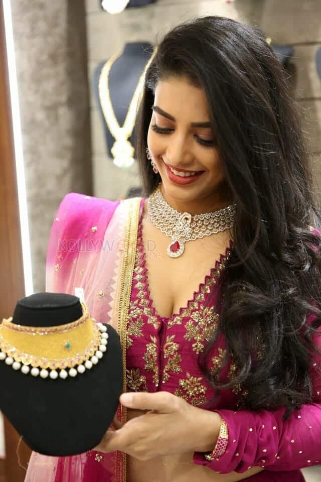 Actress Daksha Nagarkar At Malabar Gold Diamonds Artistry Branded Jewellery Show Photos 27