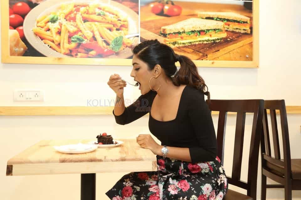 Actress Eesha Rebba At The Grand Launch Of Cafe Chef Bakers At Q City Gachibowli Photos