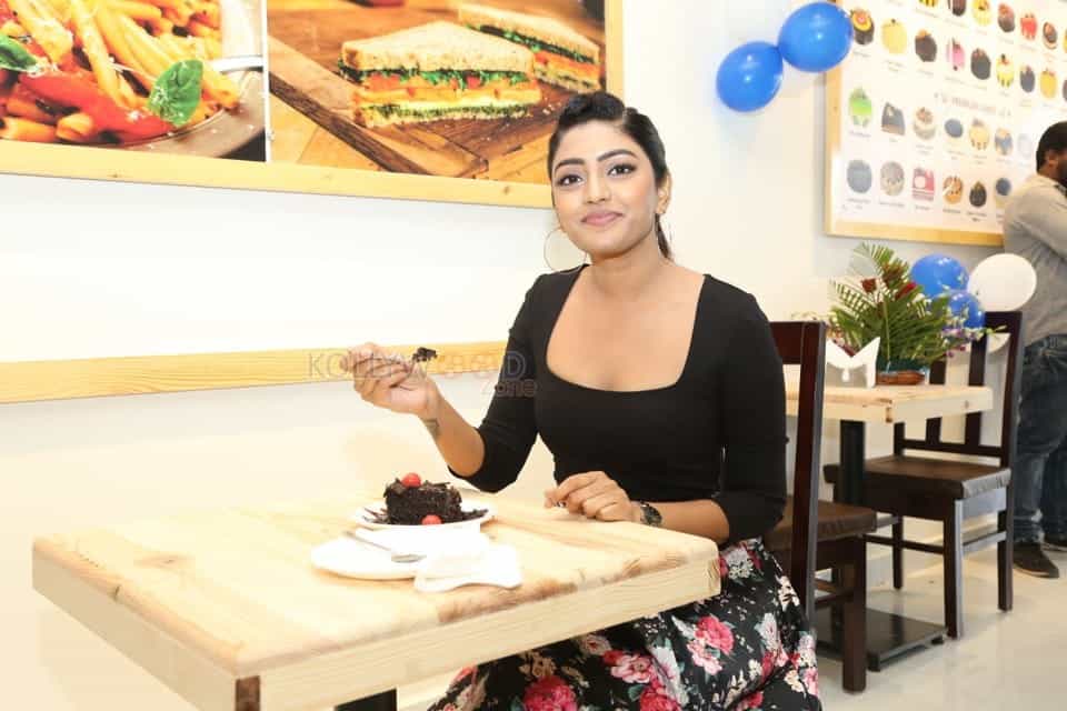 Actress Eesha Rebba At The Grand Launch Of Cafe Chef Bakers At Q City Gachibowli Photos