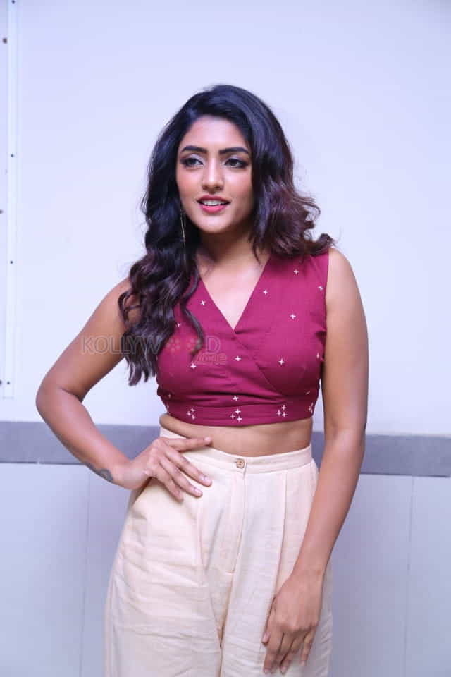 Actress Eesha Rebba Picks The Lucky Bumper Draw At India S Biggest Festive Offer Bumper Draw By Bajaj Electronics Photos