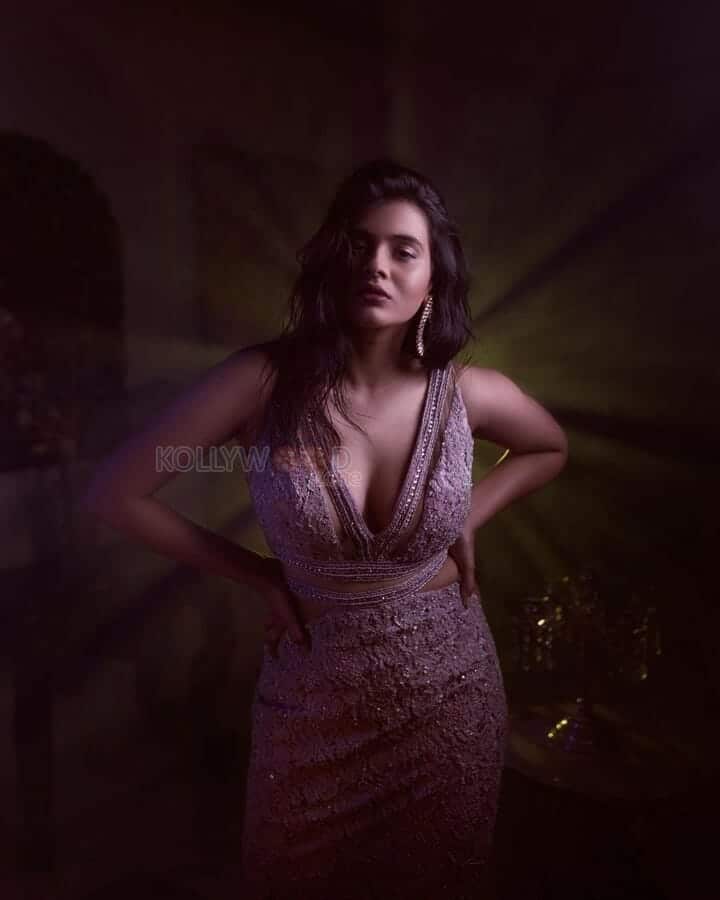 Actress Hebah Patel Cleavage Photoshoot Stills 02