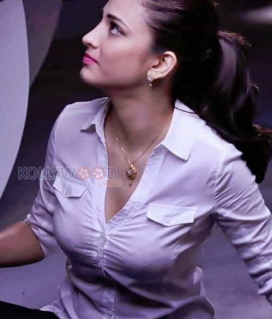 Actress Shruthi Hassan Sexy Photos