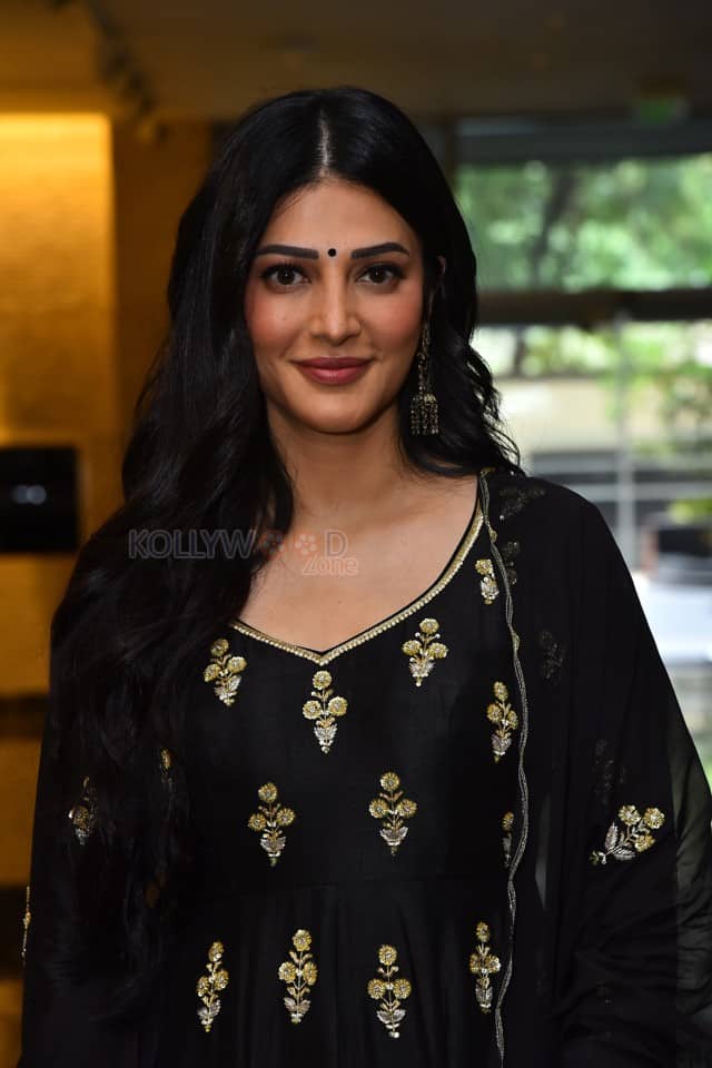 Actress Shruti Haasan at Coolie Pre Release Event Pictures 27