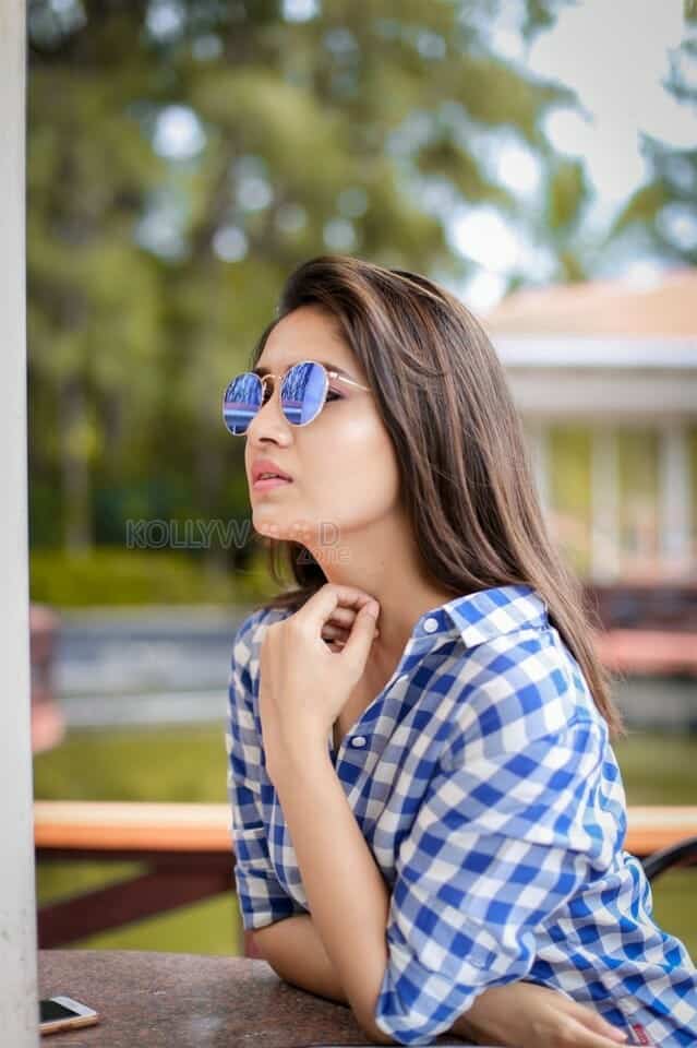 Actress Vani Bhojan Stylish Modern Photoshoot Pictures 01