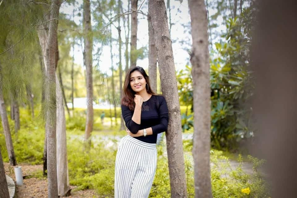 Actress Vani Bhojan Stylish Modern Photoshoot Pictures 04