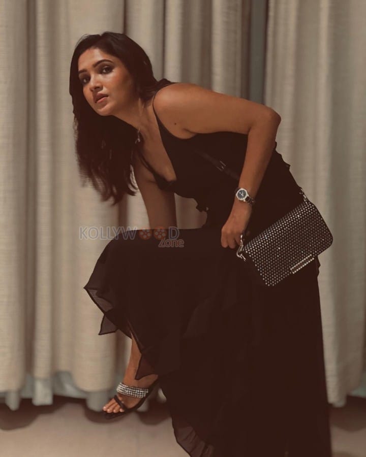 Actress Vani Bhojan in a Black Maxi Dress Photos 02