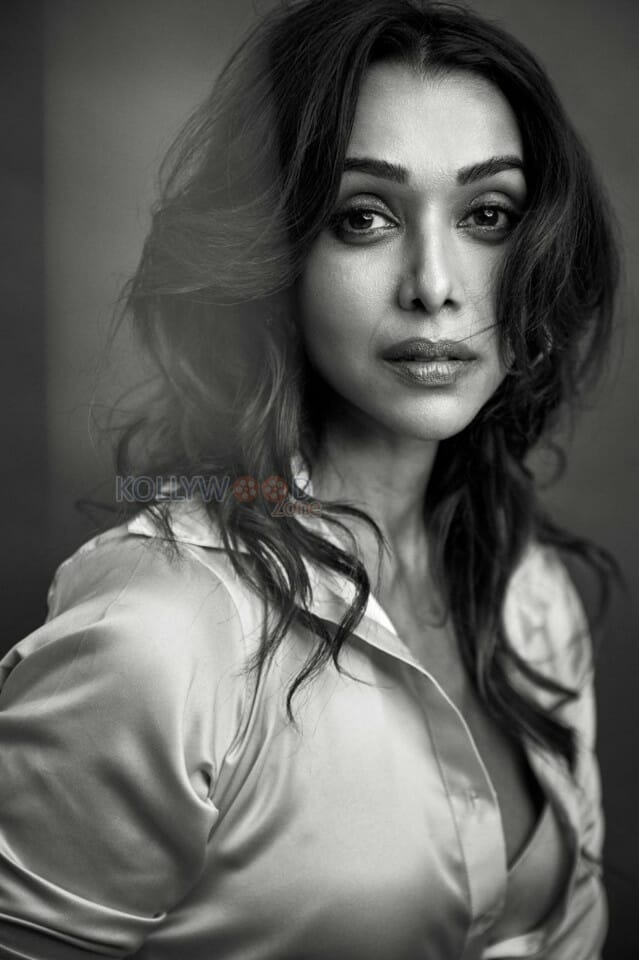 Actress and Model Anupriya Goenka Black and White Photo 01