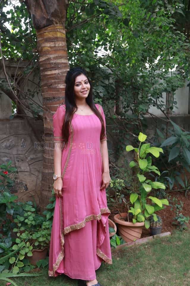 Adutha Saattai Movie Heroine Athulya Ravi Pictures