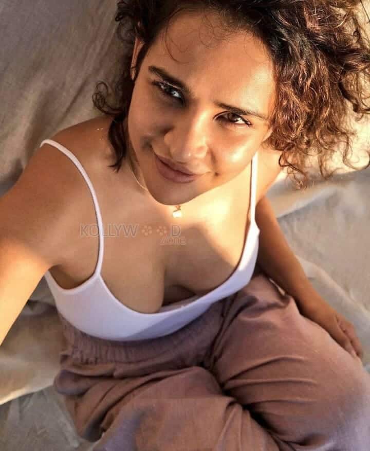 Aisha Sharma Top Down Cleavage Picture 01