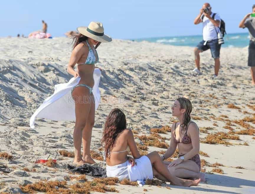 Baywatch Actress Priyanka Chopra Bikini Photos