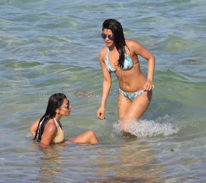 Baywatch Actress Priyanka Chopra Bikini Photos