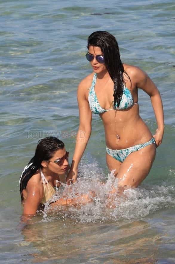 Baywatch Actress Priyanka Chopra Bikini Photos
