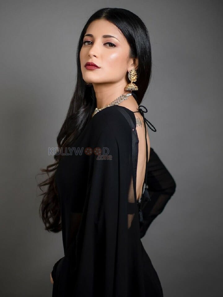 Beautiful Actress Shruti Haasan in Black Saree Photos 02
