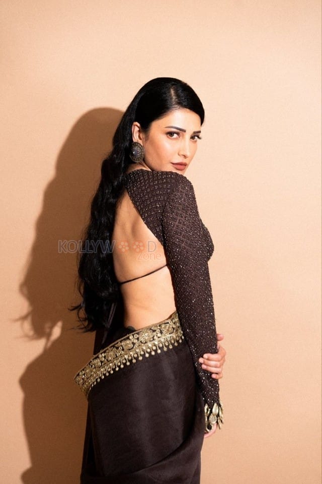 Beautiful Shruti Haasan in a Golden Brown Saree Photos 01