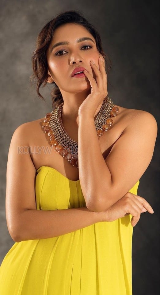 Beautiful Vani Bhojan in a Yellow Strapless Gown Photos 03