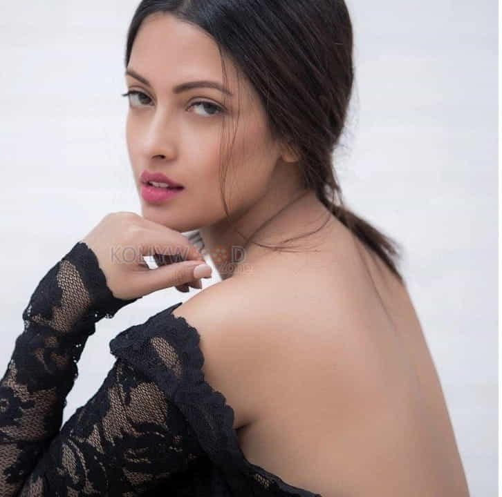 Bengali Bombshell Riya Sen Photos