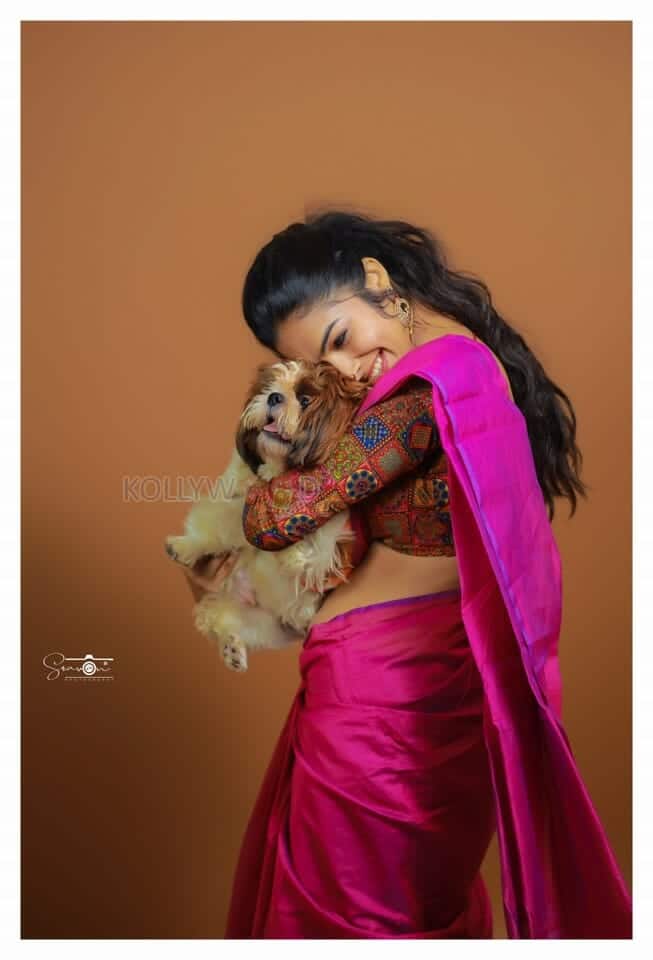 Bigg Boss Fame Divi Vadthya Photos 16