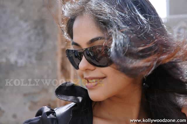 Bindu Madhavi Hot Photos