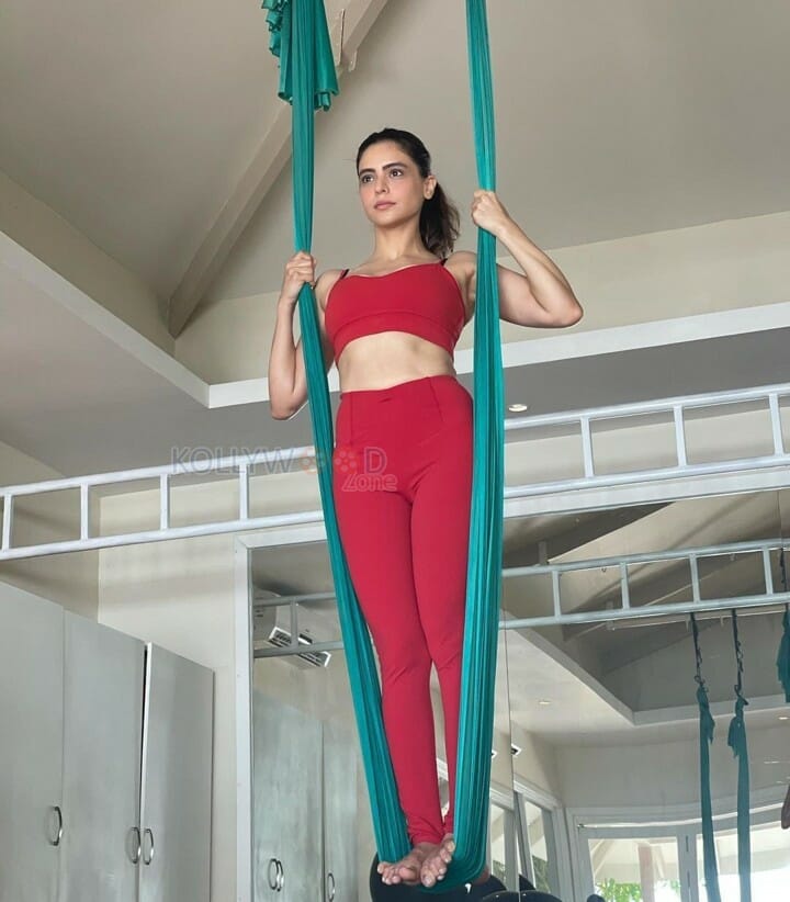 Bollywood Actress Aamna Sharif Exercise Photos