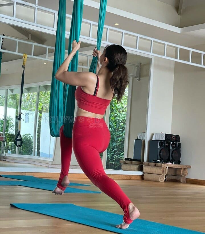 Bollywood Actress Aamna Sharif Exercise Photos