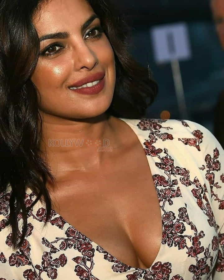 Bollywood Actress Priyanka Chopra Hot Cleavage Pictures