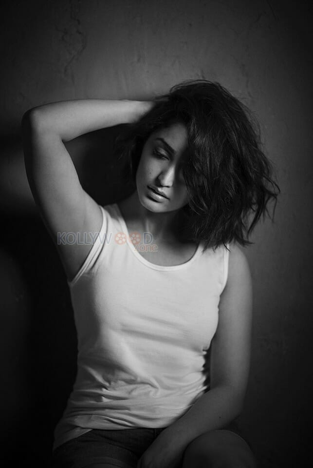 Bollywood Actress Yami Gautam Sexy Photos 05