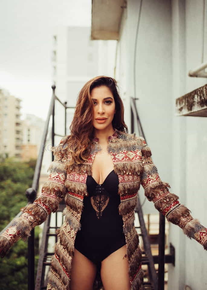 British Model Sophie Choudry Pictures 04