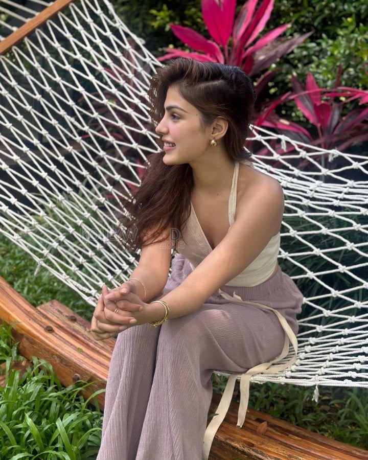 Chapter 2 Host Rhea Chakraborty Sexy Pictures 01