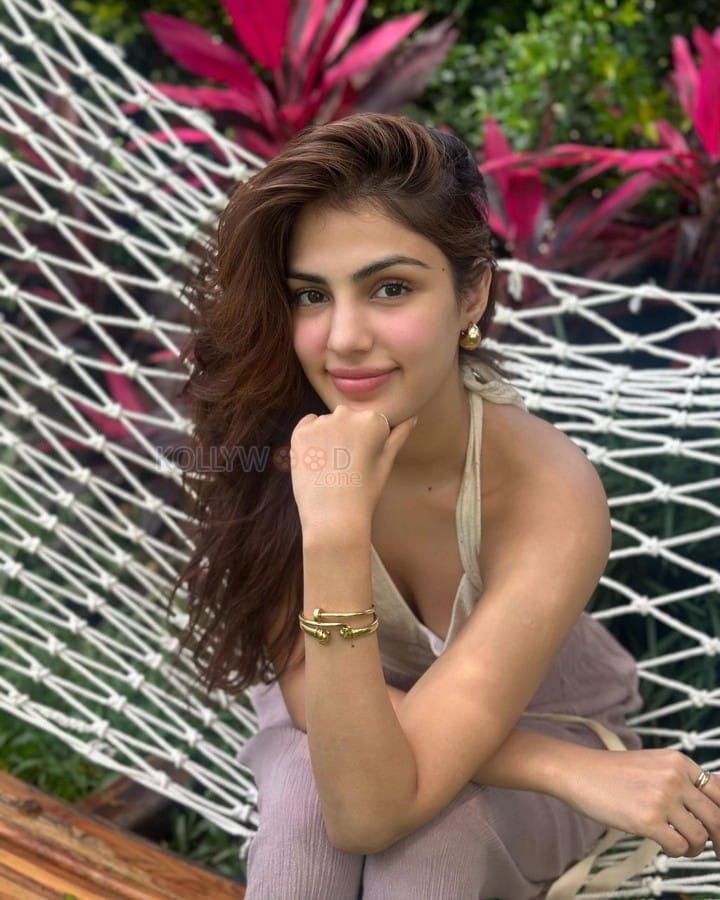 Chapter 2 Host Rhea Chakraborty Sexy Pictures 02