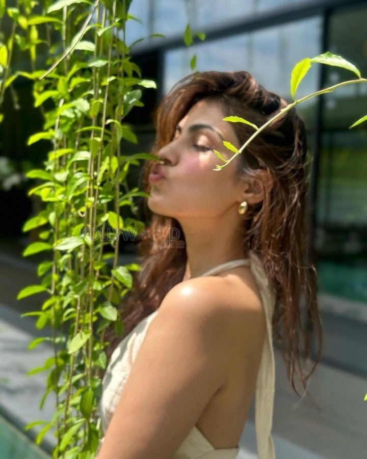 Chapter 2 Host Rhea Chakraborty Sexy Pictures 03