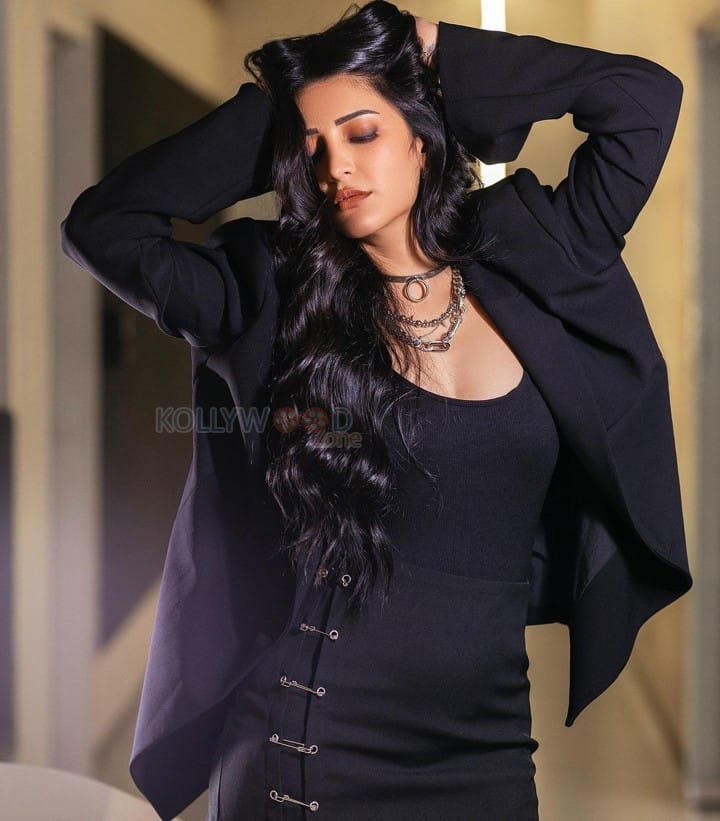 Chic and Sassy Shruti Haasan in a Black Outfit Photos 02