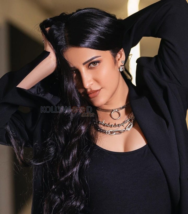 Chic and Sassy Shruti Haasan in a Black Outfit Photos 04