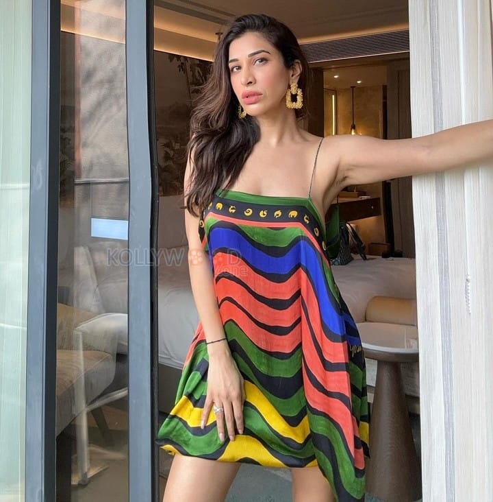 Curvy Beauty Sophie Choudry in a Colorful Printed Dress with Bare V Neck Back Dress Pictures 03