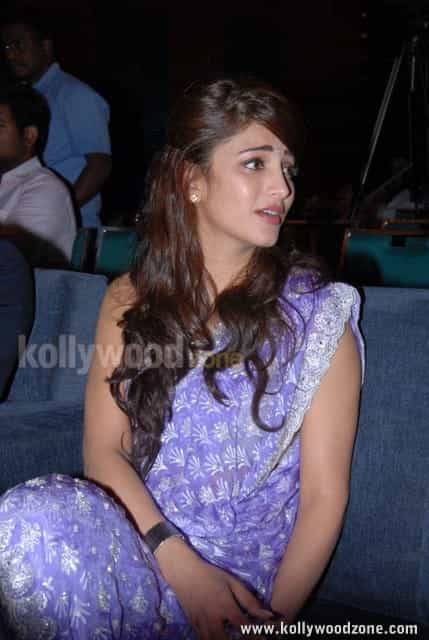Cute Sexy Actress Shruthi Hassan Saree Photos