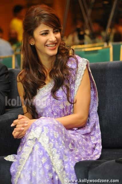 Cute Sexy Actress Shruthi Hassan Saree Photos